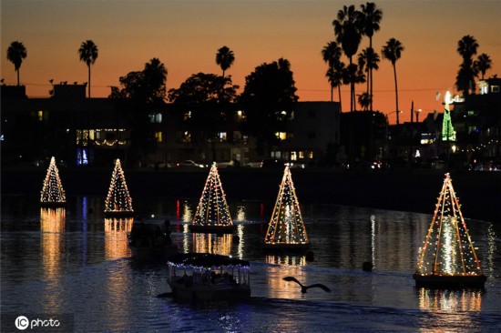 美国加州长滩水上灯光装置唯美静谧