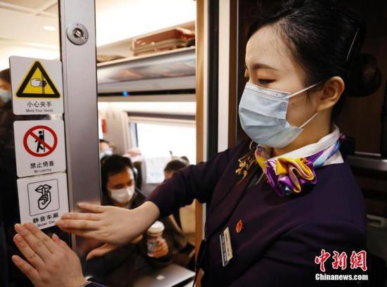 12月24日，列车员在静音车厢内张贴标识。 中新社记者 殷立勤 摄