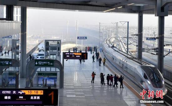 12月27日，一辆复兴号动车组列车驶入雄安站。 中新社记者 韩冰 摄
