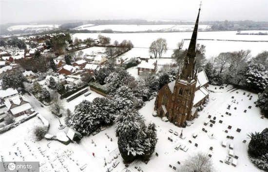 英国斯塔福德郡迎来降雪 银装素裹白茫茫一片