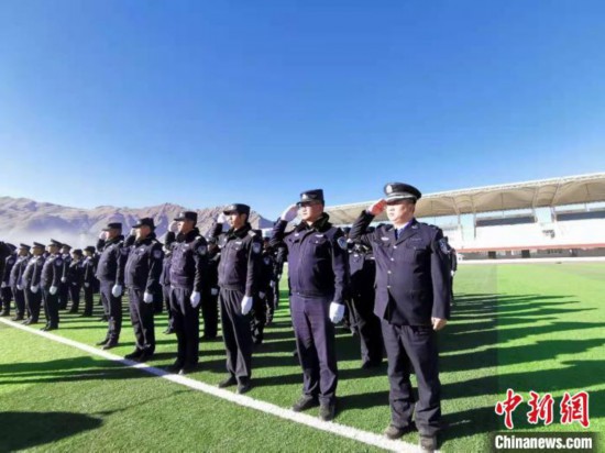 拉萨基层民警举行新年升旗庆元旦迎接&ldquo;中国人民警察节&rdquo;