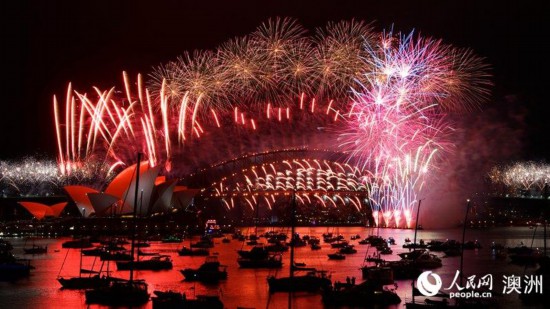 悉尼举行跨年烟花秀 迎接崭新一年 （摄影 王泉骄）