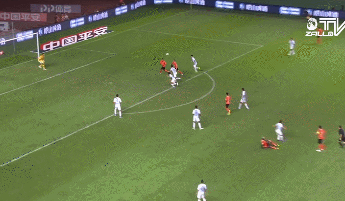 拉斐尔进球后的标志性庆祝动作。