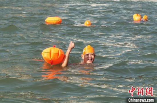 图为冬泳健儿享受“横渡黄河”时光。 崔琳 摄