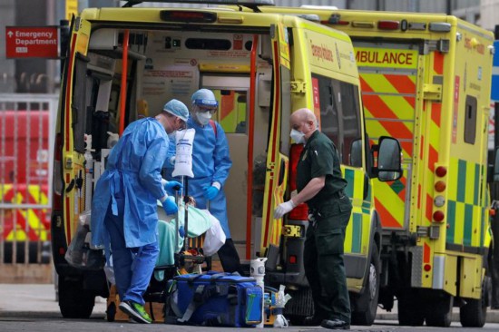 英国重启方舱医院关闭伦敦各小学。（路透社）