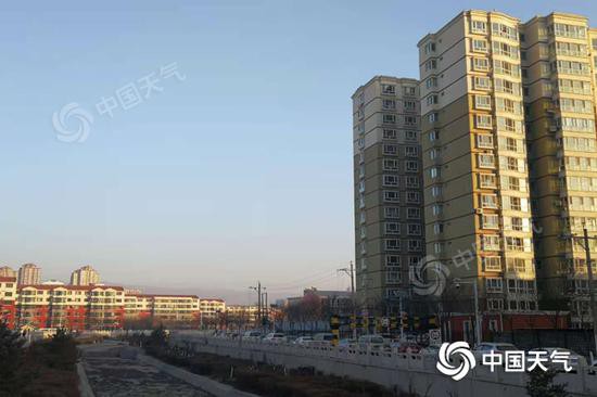 呼和浩特昨天晴空“在线”。(图/田艳芳)