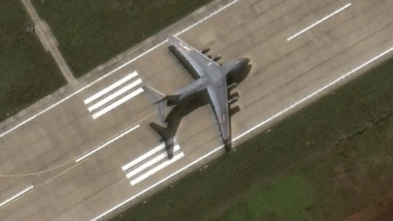 卫星图片显示一架运-20运输机出现在南沙群岛永暑礁机场跑道上