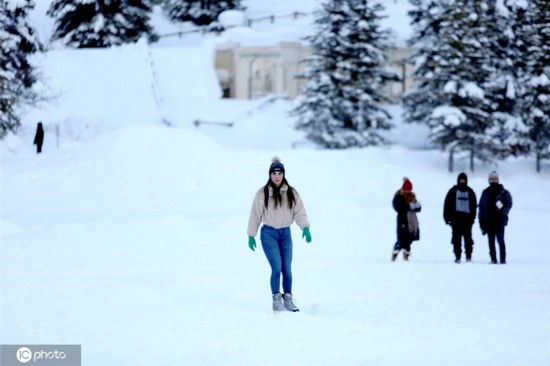 冬日雪趣！加拿大民众结冰湖面上玩曲棍球滑冰 