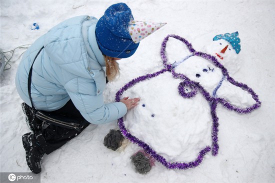 俄罗斯喀山举行趣味雪人节 参与者脑洞大开 