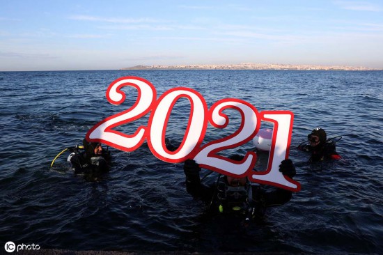 花式迎新年！土耳其潜水员水下迎接2021年