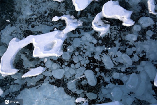 加拿大亚伯拉罕湖出现&ldquo;气泡冰&rdquo;美景 