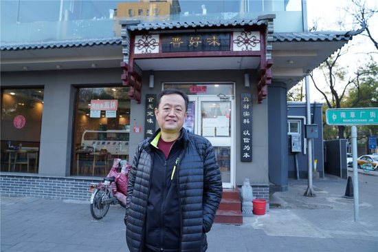 唐敬之和他的小餐馆。受访者供图。