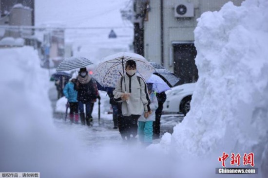 日本多地遭遇暴雪天气已有超4 5万户停电 荔枝新闻