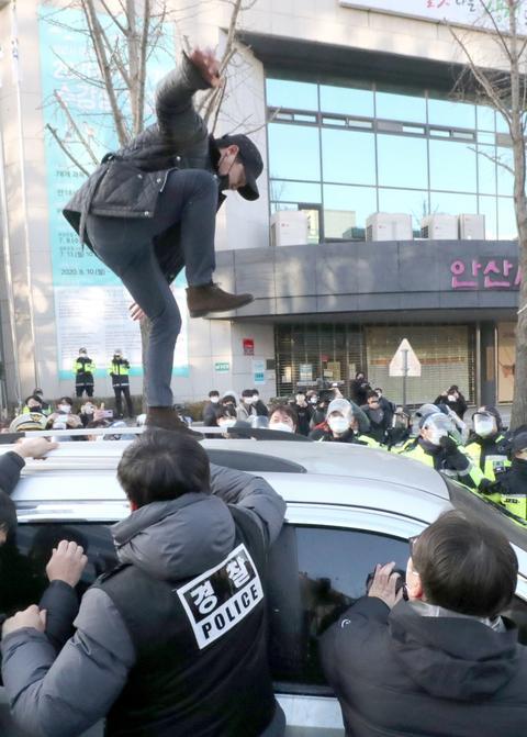 赵斗淳出狱当天，被人猛踩车顶