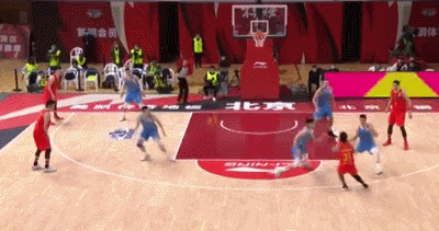 布克远投不中。