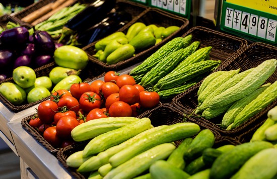 资料图:超市蔬菜摊。来源:包图网