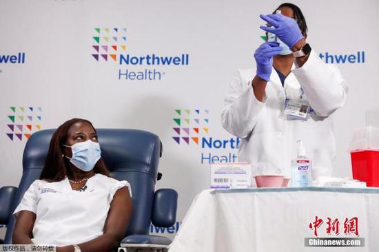 当地时间2021年1月4日,美国纽约,护士桑德拉·林赛在长岛犹太医院接种新冠病毒疫苗第二针。