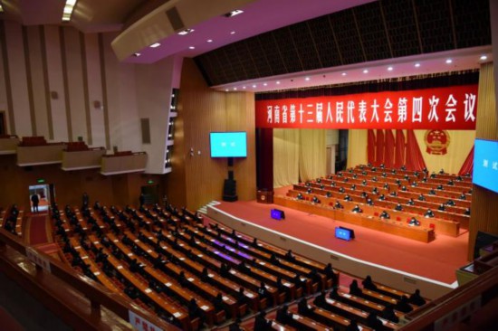 图为河南省十三届人大四次会议大会筹备现场。图片来源：河南人大网
