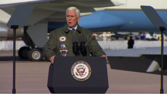 彭斯在勒莫尔海军航空基地讲话。图源:美媒