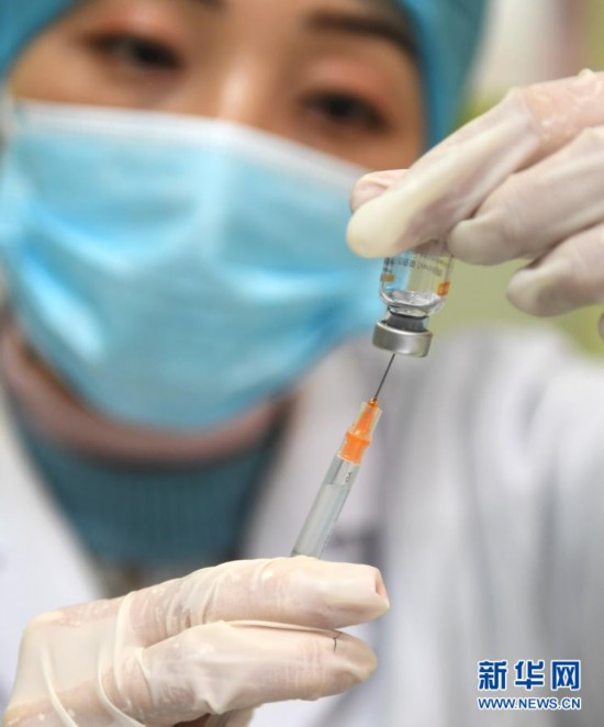 1月21日，在南京市玄武区玄武门社区卫生服务中心，护士准备为接种人员注射疫苗。新华社记者季春鹏摄