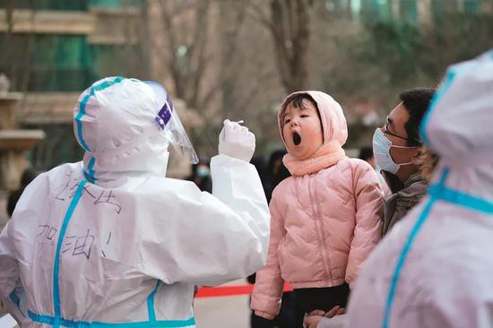 1月6日起，河北石家庄市在全市范围内全面启动全员核酸检测。图/新华