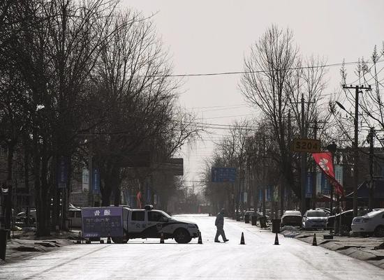 1月11日，河北石家庄市藁城区，一名疫情防控志愿者在小果庄村内巡视。摄影/本刊记者 侯宇