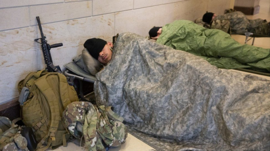 国民警卫队|国民警卫队员停车场休息照曝光惹不满后，拜登道歉