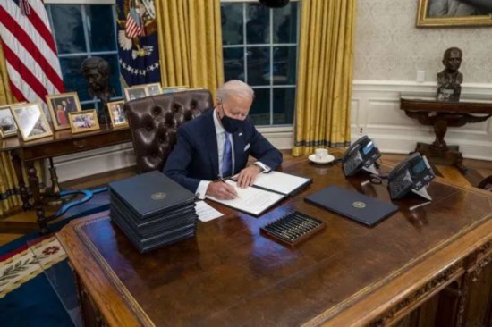 ▲资料图片：美国总统拜登1月20日在白宫椭圆形办公室签署行政令。（欧洲新闻图片社）