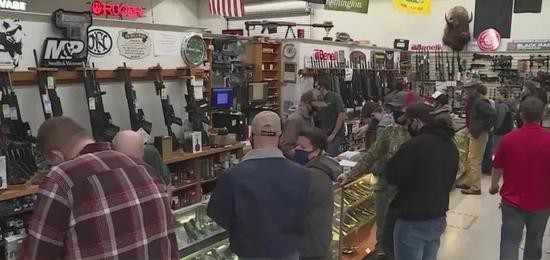 美媒|拜登上台，美国人恐慌性购枪