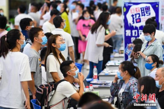 资料图：山西太原线下毕业生专场招聘会上，众多高校毕业生前来求职应聘。 中新社记者 武俊杰 摄