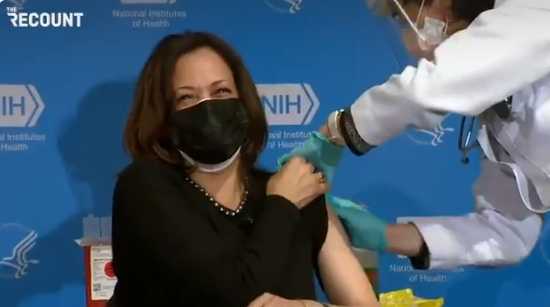 疫苗|哈里斯接种第二剂新冠疫苗 戴两层口罩现身