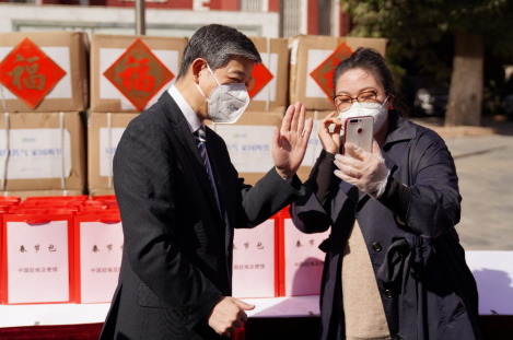 使馆|温馨！中国驻埃及使馆向旅埃侨胞和留学生发放“春节包”