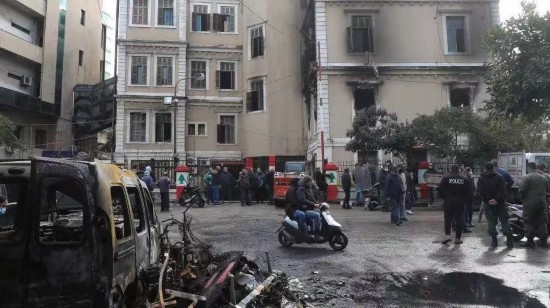 黎巴嫩|市政府大楼被烧毁、公私机构受袭!黎巴嫩总统要求彻查