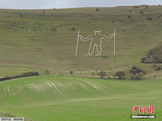 近日，英国警方正在搜捕为神秘石刻&ldquo;威尔明顿长人&rdquo;画上口罩的破坏公物者。