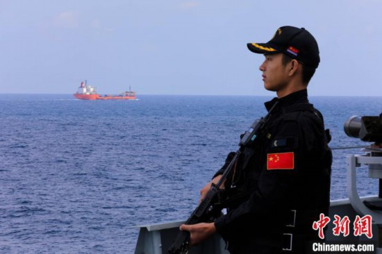 第36批护航编队完成新年度首批护航任务。图为特战队员观察警戒。　梁立虎 摄