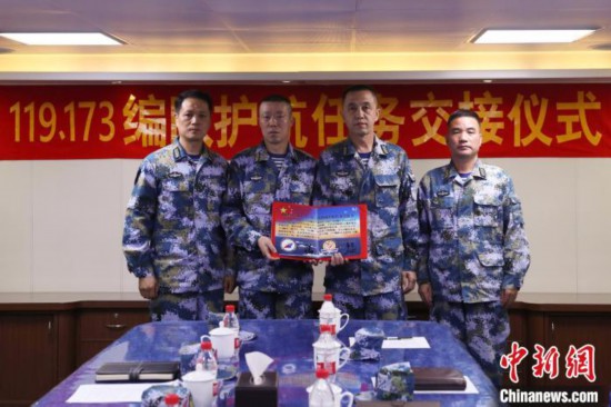 双方指挥员合影留念。　梁立虎 摄