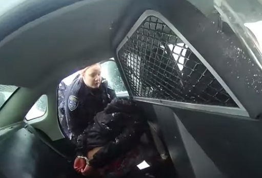 胡椒喷雾|美国女孩称“想见爸爸” 被警方带上警车喷胡椒喷雾