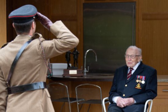 住院|英国百岁老兵感染新冠住院 曾为国民保健署筹4500万美元