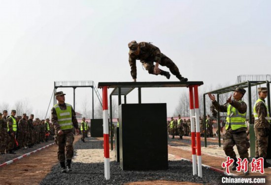 陆军第71集团军某合成旅组织群众性练兵比武活动