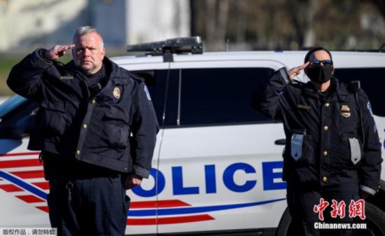 资料图：当地时间1月10日，美国首都华盛顿，民众和警察在国会大厦附近悼念在国会暴力冲击中丧生的警察。