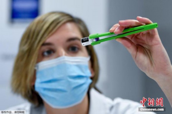 欧盟多个成员国已启动新冠疫苗接种工作。图为比利时医护人员正在准备新冠疫苗接种工作。