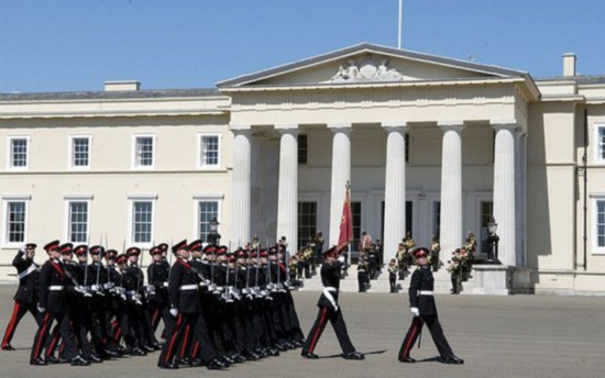 新冠|军纪何在？英国老牌军校50名新兵饮酒狂欢感染新冠病毒，教官狂怒