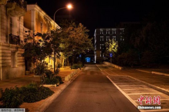 当地时间11月15日，希腊雅典，市内街道上空无一人。当晚，希腊国家公共卫生组织(EODY)宣布，过去24小时希腊新增1698例新冠肺炎确诊病例，其中25例为境外输入，目前累计确诊74205例。当日新增死亡71例，创下单日死亡人数最高纪录，累计死亡1106例。此前希腊总理米佐塔基斯宣布从11月7日6点起进行为期三周的&ldquo;全国封锁&rdquo;。