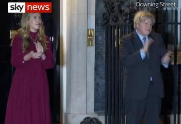 新冠|英国百岁老兵感染新冠病逝 约翰逊带领国民鼓掌悼念