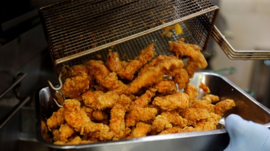 歹徒|美国男子不戴口罩进店被拒，气冲冲抢炸鸡，还掏出了枪