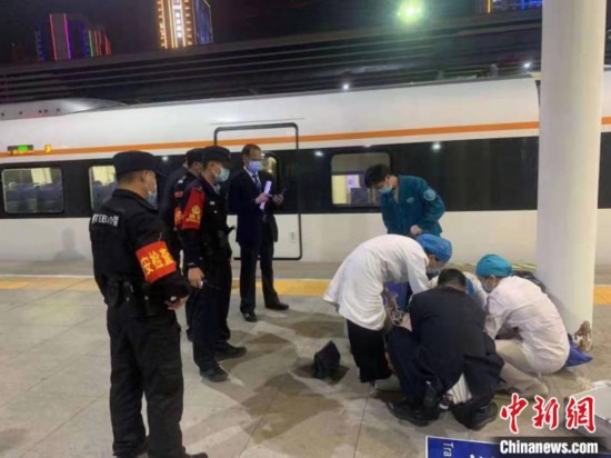 高铁站台旅客突发病众人紧急送医