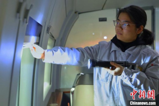 西安动车段：黑暗中绽放的三朵金花