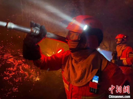 福建南安突发森林火灾森林消防出动扑救