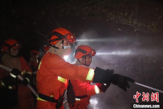 图为森林火灾扑救现场。福建省森林消防供图