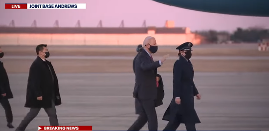 空军一号|拜登上任后首次搭乘空军一号 专机基地刚刚遭人闯入